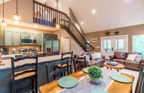 Sylva Cabin | Recently Built Riverfront Cabin on the Tuckasegee minutes away from WCU & Sylva