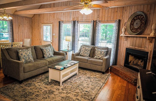 Pine Mountain Cabin | Recently renovated, beautiful chalet just miles from Wild Animal Safari