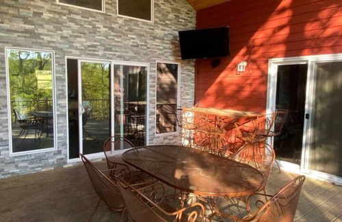 Lake Ozark Cabin | Red Cabin Sleep 16 Bachelor/Bachelorette Parties Welcome!