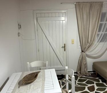 Kithnos House | red guesthouse