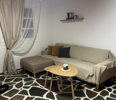Kithnos House | red guesthouse