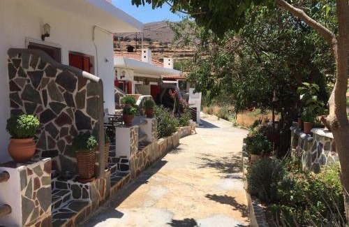 Kithnos House | red guesthouse