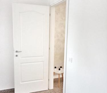 Falze House | Red Tower Venice Apartment - 2 mins from VCE Airport- free Wifi
