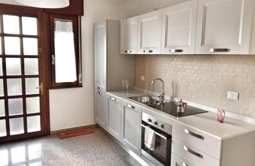 Falze House | Red Tower Venice Apartment - 2 mins from VCE Airport- free Wifi