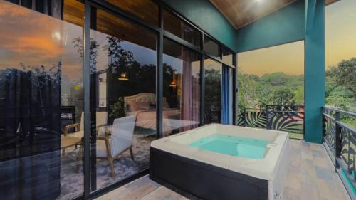 Penas Blancas Villa | Refugio Turquesa-King bed and balcony with jacuzzi, fast Wifi, EV powering included! Only 5 minutes from La Fortuna