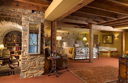 Leacock-Leola-Bareville Hotel | Rejuvenate in Historic Charming Hotel -Separate Sitting Area - Countryside Feel