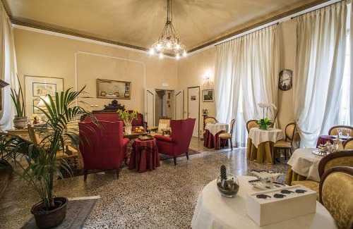 Lucca Historical Center Bed & Breakfast | Relais San Lorenzo
