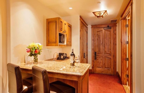 Vail Hotel | Relax and Recharge! Mountain View Near Gondola One w/Hot Tub