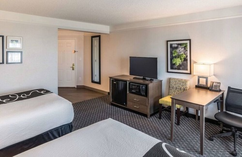 Ahwatukee Foothills House | Relax and Unwind! Free Breakfast, Free Parking, Onsite Pool
