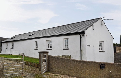 Garn Fadryn Cottage | Relax and unwind in the blissful, private hot tub.