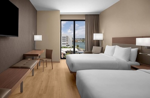 Clearwater Beach Hotel | Relax in 4 Elegant Rooms with Rooftop Pool and Poolside Umbrellas