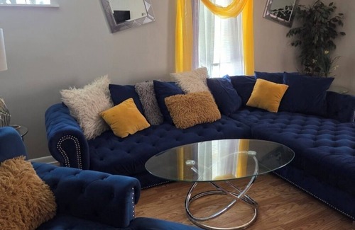 West Pullman Apartment | Relax & Unwind in This Comfortable 3BR Unitn