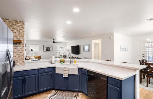 Austin House | Relaxing 3BR Austin stay with BBQ & Backyard