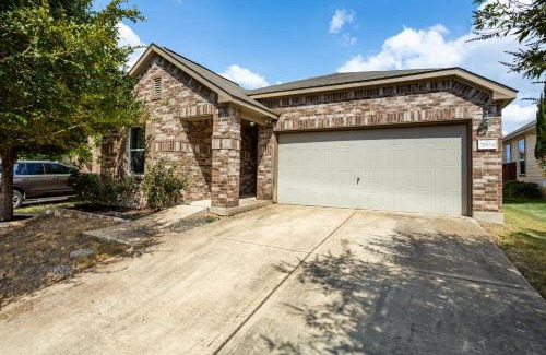 Austin House | Relaxing 3BR Austin stay with BBQ & Backyard