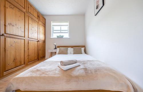 Bishop's Stortford Apartment | Relaxing and Cosy Getaway near Stansted Airport & Bishops Stortford Town Centre