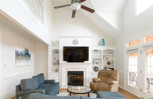 Wise House | Relaxing at the Charming Lakefront House