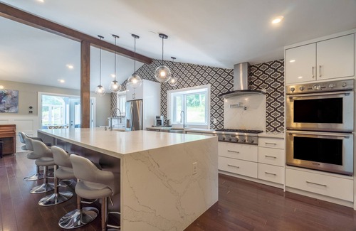 East Gwillimbury Villa | Relaxing Chalet Retreat at Sharon, ON