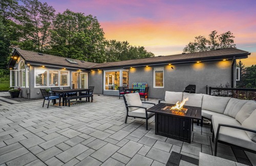 East Gwillimbury Villa | Relaxing Chalet Retreat at Sharon, ON