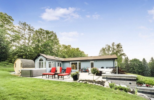 East Gwillimbury Villa | Relaxing Chalet Retreat at Sharon, ON