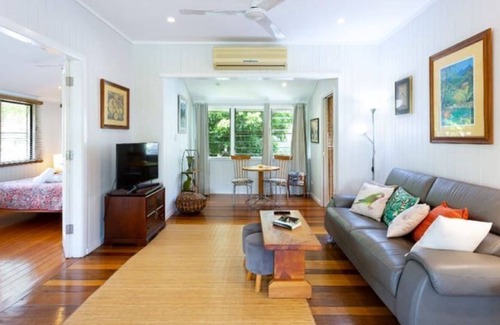 Edge Hill House | RELAXING STAY IN EDGE HILL, FULLY FURNISHED 2 BEDROOM TOP FLOOR OF QUEENSLANDER