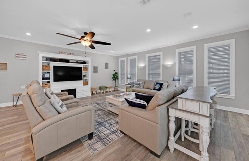 Crystal Shores House | Remodeled😎3 Story 5BR Home ⚓Private Pool!🌴 Grill