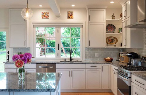 Alki House | Remodeled 3br Craftsman sleeps 8, gorgeous views, 5 min walk to Alki beach