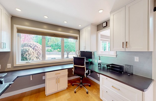 Jacoby Creek House | Remodeled ranch home with hot tub, basketball, 4 fireplaces, firepit, Ping-Pong