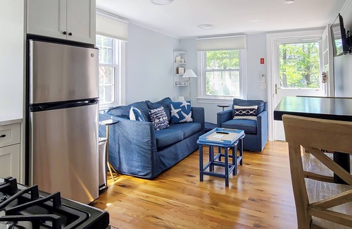 Wellfleet Cottage | Renovated 2BD Cottage-A/C, 3-Min Bike to Cape Cod Rail Trail, 10-Min Bike to Marconi