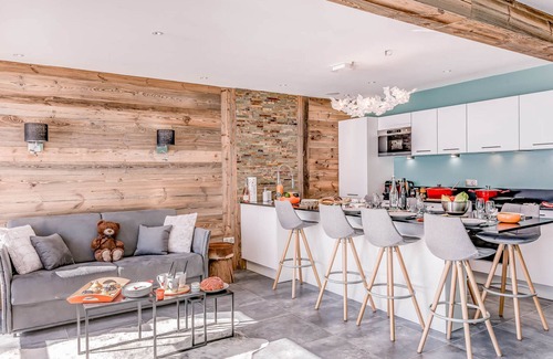 Tignes le Lac Apartment | Renovated 3* apartment, sleeps 6, glacier view, hotel services included, 2 suites