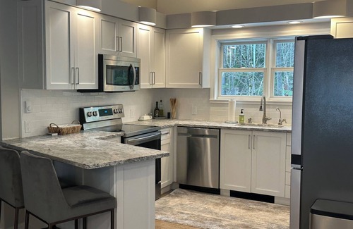 Mountain Acres House | Renovated 5BR ski house minutes from Stratton, Bromley, Mt. Snow & Magic Mtn!