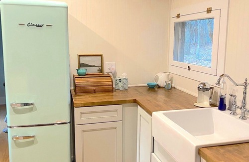 South Haven Cabin | Renovated cabin/beach access/1+ acre of woods