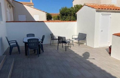 Saint-Pierre-d'Oleron House | Renovated House Near Beach in Saint-Pierre-d'Oléron – 6 Sleeps, Terrace, Parking
