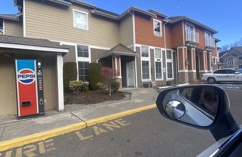Bryn Mawr-Skyway Condo | RENOVATED-HUGE 2bed/2bath CONDO IN SEATTLE