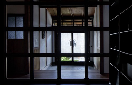 Kuwana House | Renovated the main house of Maruyo Lumber, which is over 70 years old. Located in Funama-cho, Kuwana City, the site of the "Shichiri-no-watashi" ferry, the inn is a private house with antiques and artwork that blends the old and the new.