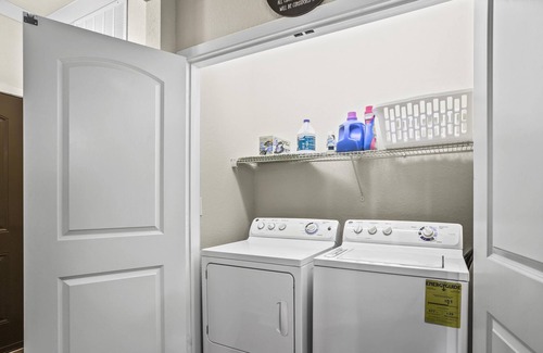 Deerwood Apartment | Resort Style with free wine
