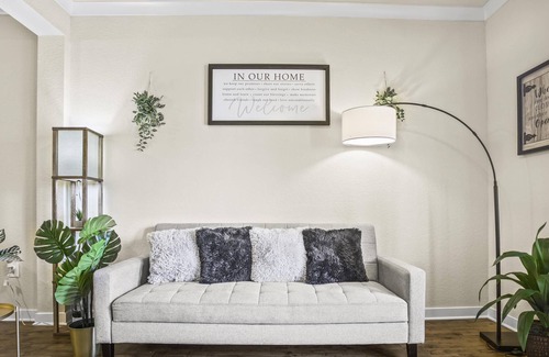 Deerwood Apartment | Resort Style with free wine