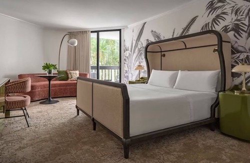 Hunt Club Hotel | Resort View King Room at PGA National Resort - Sports Courts and Pools