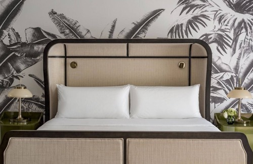 Hunt Club Hotel | Resort View King Room at PGA National Resort - Sports Courts and Pools