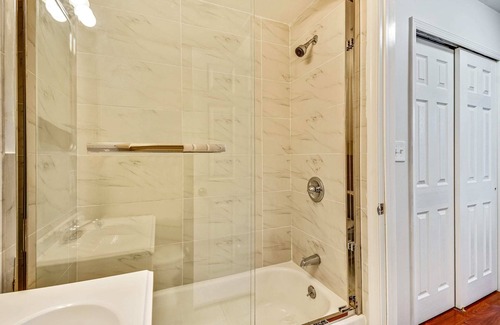 Chinatown Apartment | Retreat in a Stylish 2B Apartment