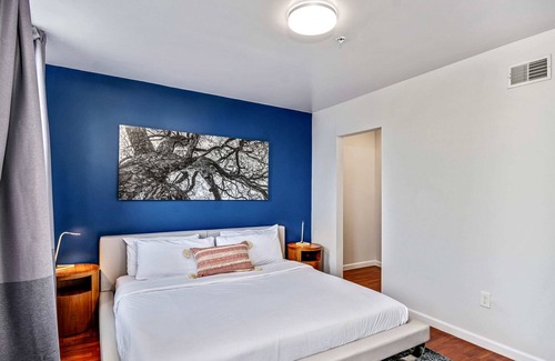 Chinatown Apartment | Retreat in a Stylish 2B Apartment
