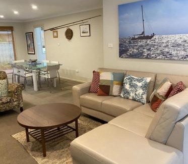 Huskisson House | Retreat on Hawke by Experience Jervis Bay