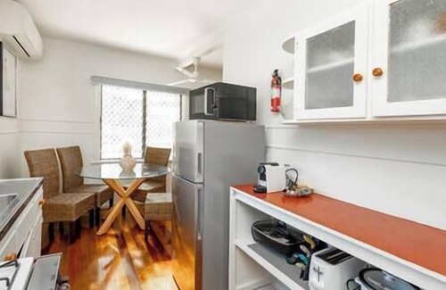 Mount Sheridan Apartment | Retro #1 - 1BR unit near Cairns City - Sleeps 4