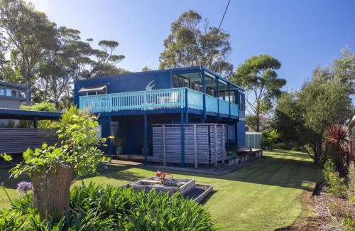Mollymook Beach House | Retro Beach House - roomy 4BR retreat near ocean