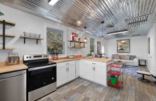 Biggar Apartment | Retro-Chic Poolside Suite 2BR Getaway
