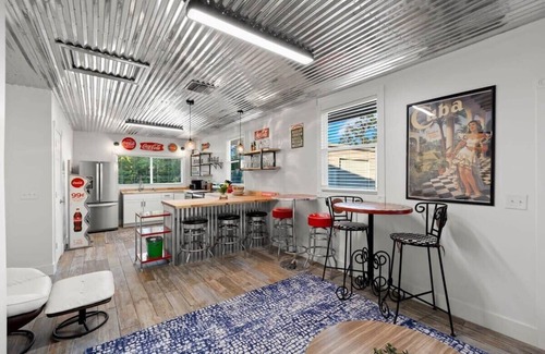 Biggar Apartment | Retro-Chic Poolside Suite 2BR Getaway