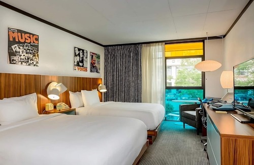 West Fens Hotel | Retro-vibe Unit w/Pool View Close to New England Aquarium! Parking, Pool!