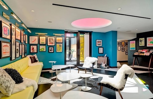 West Fens Hotel | Retro-vibe Unit w/Pool View Close to New England Aquarium! Parking, Pool!
