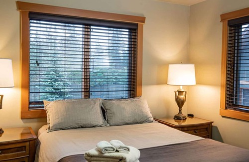 Revelstoke House | Revelstoke - Begbie Snug