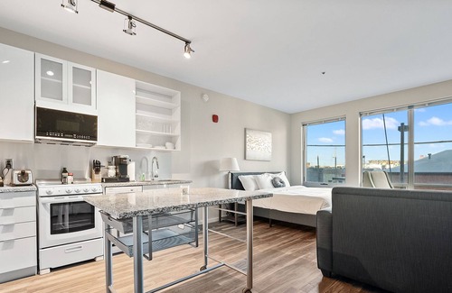 Crossroads Arts District Condo | Revitalize Your Relationship with a Serene Couples Getaway 333