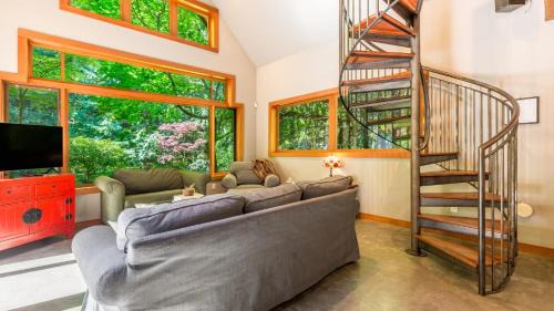 Langley House | Rhythm Waters by AvantStay Garden Paradise Pond